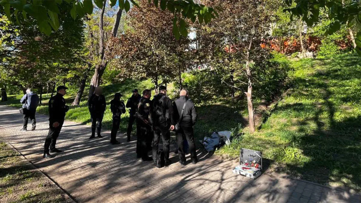 У центрі Харкова сталася стрілянина: поліція затримала чоловіка та вилучила в нього два пістолети