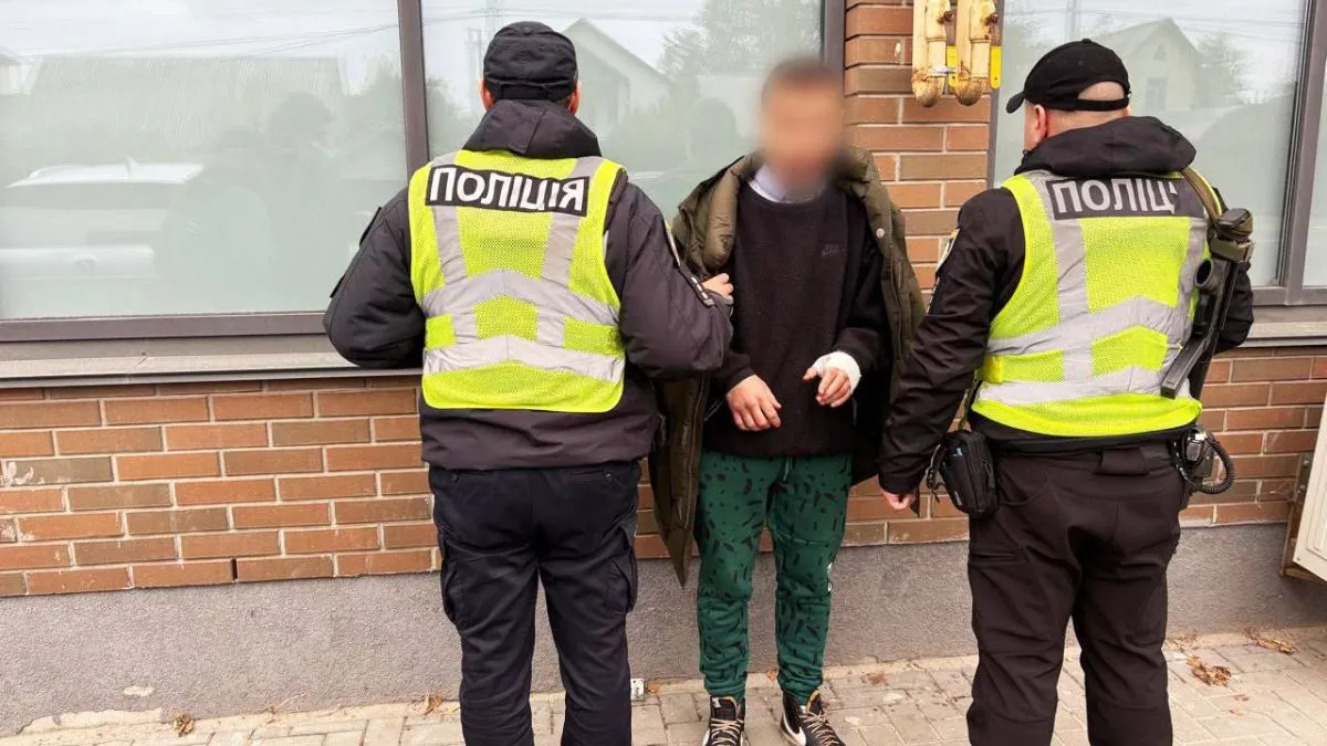 Божевілля на Київщині: у передмісті столиці молодик забави ради підпалив авто, у Бучі ледь не зарізали дівчину