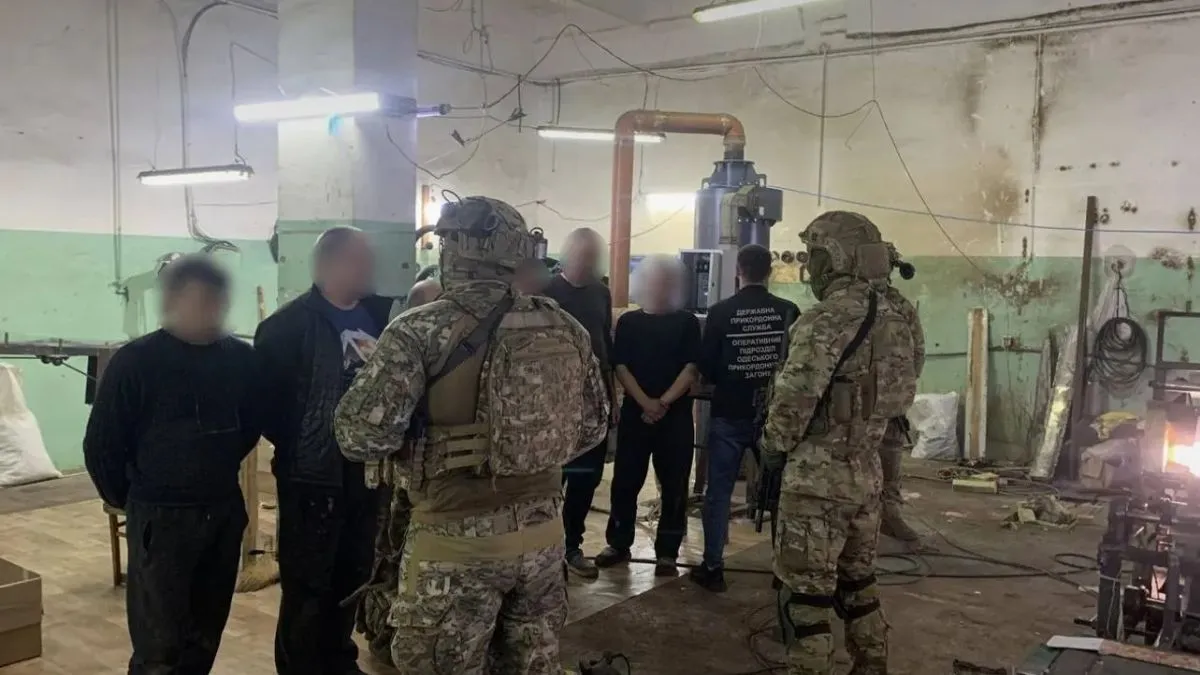 Прикривалися мінералкою, а робили цигарки: в Одесі викрито підпільну фабрику, яка приносила мільйонні прибутки