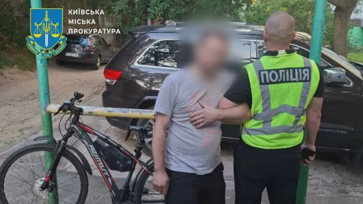 Велосипедист у Києві обстріляв з пістолета авто волонтерки: зловмисник образився, що його забризкали із калюжі