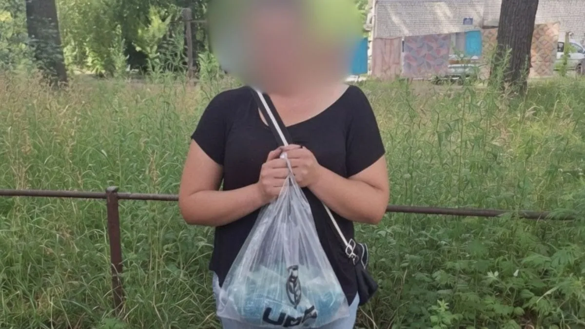 Несла 1,5 кг синтетичних наркотиків у пакеті, мов огірки з помідорами: у Києві спіймали жінку-наркодилерку