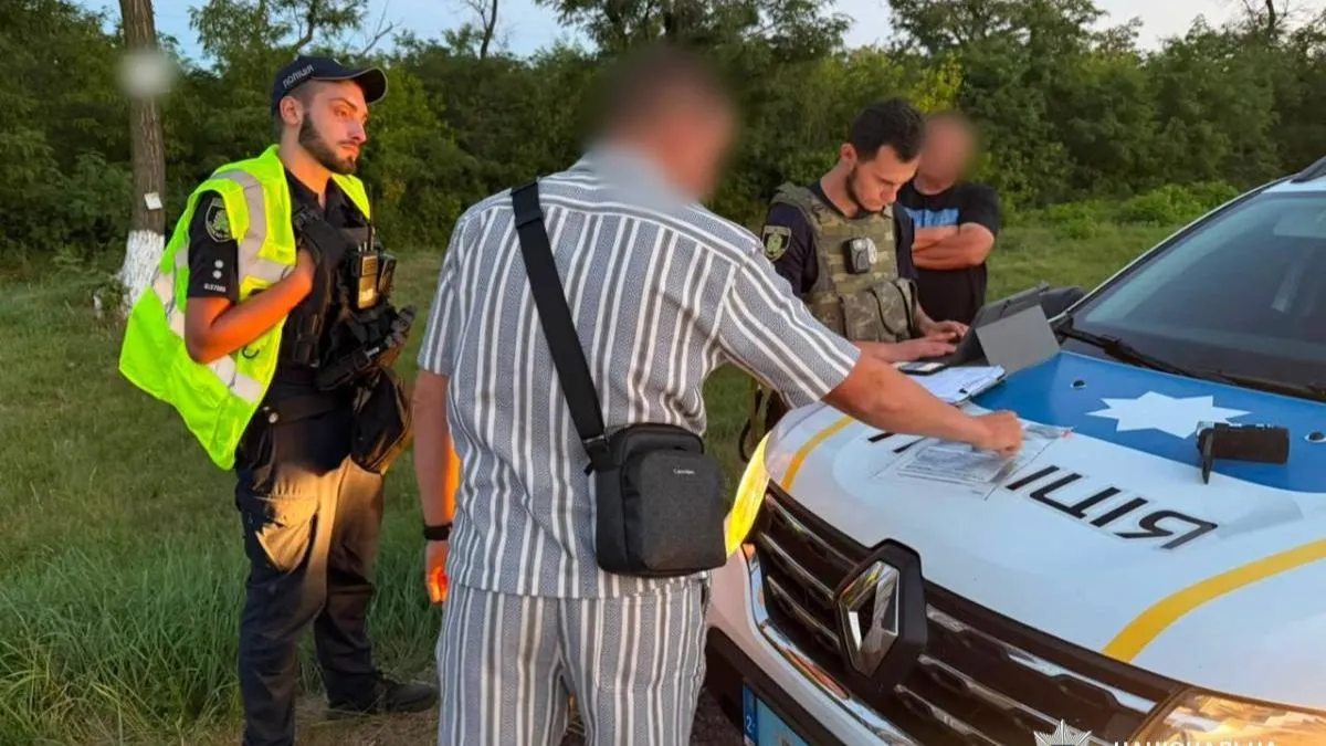 На Харківщині спіймали «прокурора», який погрожував липовим посвідченням охоронцю на пляжі: що йому «світить»
