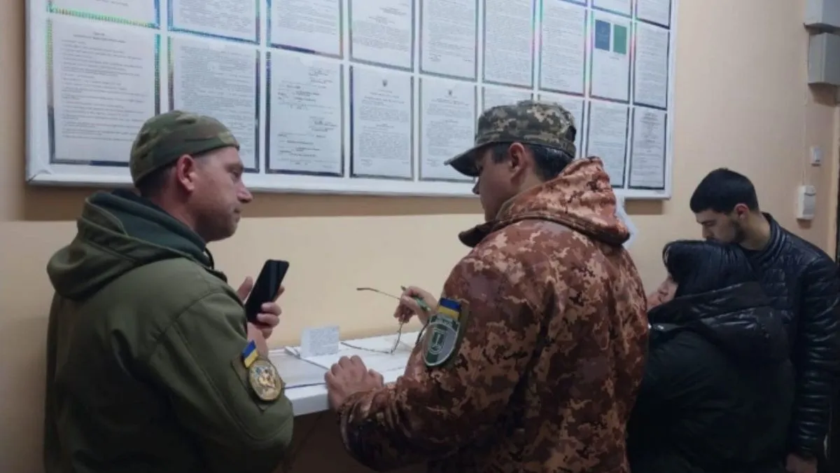 У Хмельницькому чоловік випав з вікна будівлі ТЦК: що це було – спроба самогубства чи звірство військових