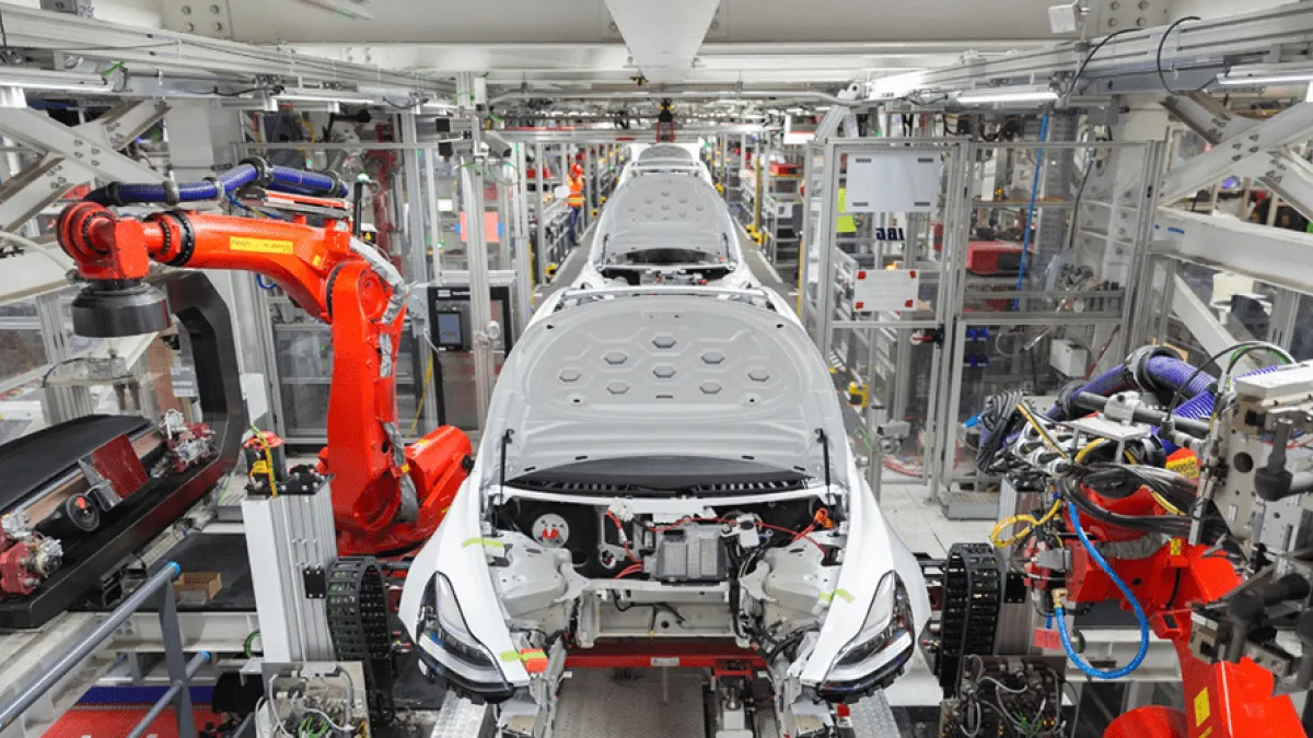 На працівника заводу Tesla у США напав робот-маніпулятор: подробиці кримінальної справи