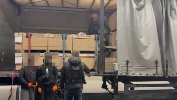 Взяв 50 тисяч доларів з трьох пасажирів: далекобійник на фурі спробував провернути зухвалу кримінальну схему