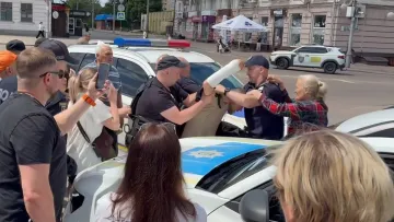 Вкусила поліцейського під час поховання воїна: в Ніжині судили жінку після публічного конфлікту