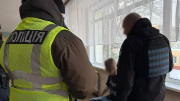 Поліція оприлюднила подробиці нападу київського учня на вчительку і однокласника з ножем: відео зі школи