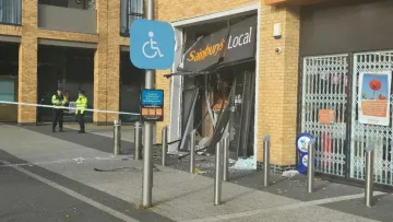 Вирвали банкомат навантажувачем і втекли з ним: відео зухвалого пограбування у Великій Британії