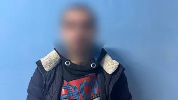 У Дніпрі чоловік хотів купити горілку за сувенірні гроші, а не отримавши оковиту, вкрав її: чи спіймали пияка