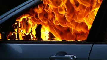Пекельне кохання: мешканець Київщини підпалив авто із колишньою, коли та відмовилася відновити стосунки