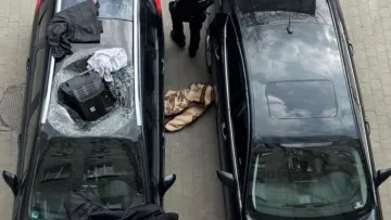 У Львові п'яний чоловік викинув з вікна багатоповерхівки телевізор й пошкодив авто: що загрожує хулігану