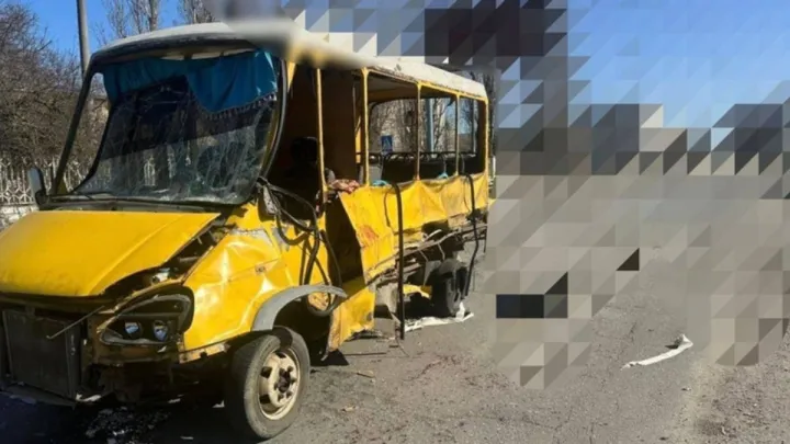 Росіяни бойовим дроном атакували маршрутку в Херсоні: без жертв не обійшлося – відео з місця воєнного злочину