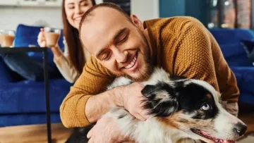 У Британії чоловіка покарають за обійми з собакою: що стало причиною 