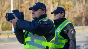 Поліціянти з Чернігівщини пограбували порушника ПДР і тепер їх судитимуть за грабіж: який термін світить копам