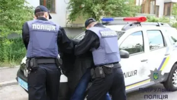 На Полтавщині п'яна жінка напала на поліціянта та вкусила його: як покарали зубату хуліганку