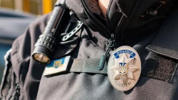 В Івано-Франківську молодик сам викликав поліціянтів і тепер ризикує опинитися за ґратами: що знайшли копи