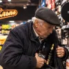 Взяв і випити, і закусити: у Хмельницькому дід вкрав з магазинів 4 пляшки віскі та скумбрію – як його покарали