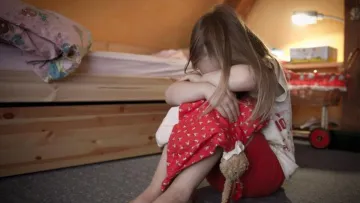 Пенсіонер з Дніпра зґвалтував семирічну правнучку та її восьмирічну подругу: який строк загрожує педофілу