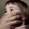 З матір'ю спав, а доньку ґвалтував: на Харківщині викрито педофіла, який роками розпещував малолітню дівчинку