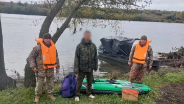 На Вінниччині спіймали ухилянта, який форсував Тису, але не вплав: як хотів потрапити до Європи молодик