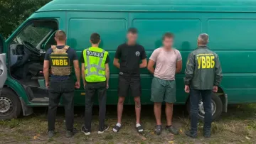 До Європи у коробках з-під бананів: на Вінниччині прикордонники спіймали молодиків, які перевозили «ухилянта»