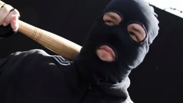 Задули з газового балончика й проломили голову: у Дніпрі стався напад на жінку-суддю