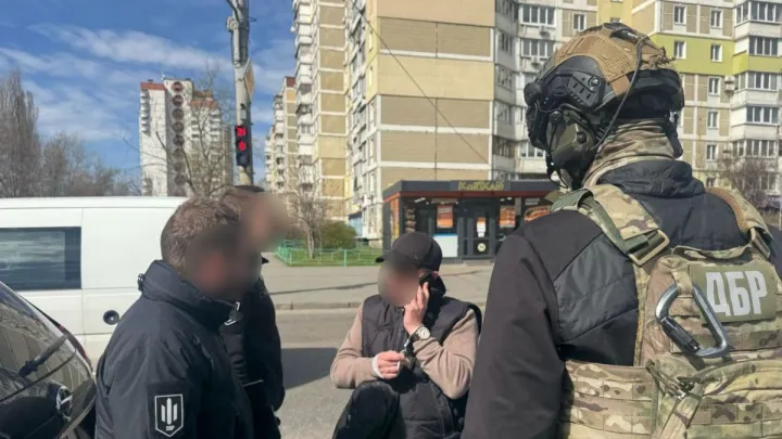У Києві спіймали чиновника, який промишляв систематичним хабарництвом: відомий прайслист хапуги