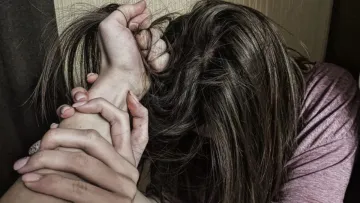 «Душив, бив, пхав до рота»: у Полтаві чоловік ледь не вбив жінку, яка розносила платіжки – як його покарали