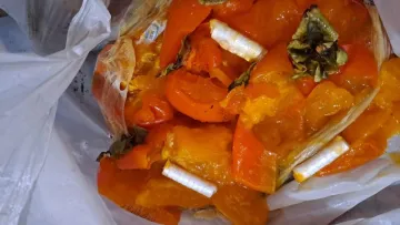 На Житомирщині ув'язненому хотіли передати наркотики запхавши їх у хурму: що за дурман виявили правоохоронці