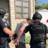 З'явився на подвір’ї з прапором рф у день прощання з воїном: у Вінницькій області поліція затримала порушника