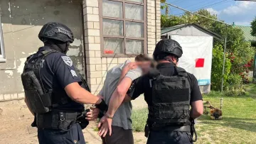 З'явився на подвір’ї з прапором рф у день прощання з воїном: у Вінницькій області поліція затримала порушника