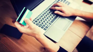 Шахрайка серед рідних: жінка використовувала дані батьків, щоб брати на них кредити