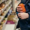 Ножі, алкоголь, закуску та сік: у Кропивницькому чоловік пограбував гіпермаркет – як покарали клептомана