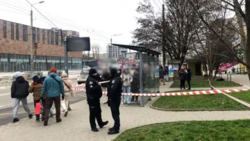 У Івано-Франківську жінка кидалася з ножем на перехожих, зокрема дитину: чи вдалося уникнути жертв