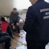 Били, морили голодом та тримали на ланцюгу: у Дніпрі викрито батьків-вихователів, які катували шестеро дітей
