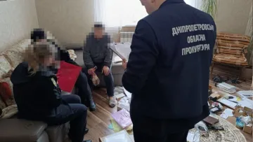 Били, морили голодом та тримали на ланцюгу: у Дніпрі викрито батьків-вихователів, які катували шестеро дітей