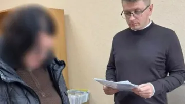 Бухгалтерка управління освіти роками крала виплати освітянам й стала мільйонеркою: яка стаття висунута шахрайці