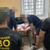 Передавали в'язням овочі, але не для салату: на Хмельниччині викрили канал постачання наркотиків до СІЗО