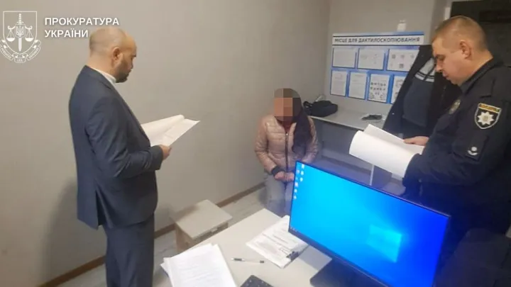 На Вінниччині жінка ледь не зарізала 12-річну дівчинку, бо та заважала їй пити горілку: чи вижила дитина