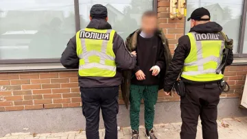 Божевілля на Київщині: у передмісті столиці молодик забави ради підпалив авто, у Бучі ледь не зарізали дівчину