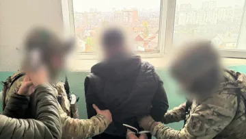 У Києві чоловік погрожував сусідці розправою та лякав автоматом: що розлютило нетверезого пана