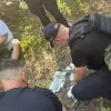 У Києві спіймали злодія-партизана: чоловік вкрав сейф з грошима та цінностями на 2 млн й закопав його у лісі