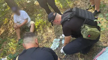 У Києві спіймали злодія-партизана: чоловік вкрав сейф з грошима та цінностями на 2 млн й закопав його у лісі