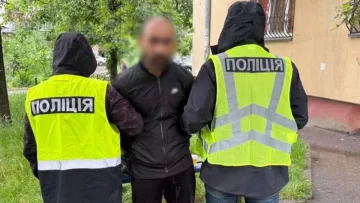 Погрожували гранатою і вимагали гроші: у Києві затримали та заґратували бандитів-рецидивістів з-за кордону