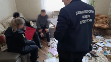 Били, морили голодом та тримали на ланцюзі: у Дніпрі викрито дитячий будинок, який нагадував концтабір-катівню