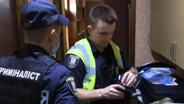 У Києві дружина зарізала чоловіка ножем і сказала, що той сам напоровся на лезо: що загрожує жіночці