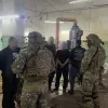 Прикривалися мінералкою, а робили цигарки: в Одесі викрито підпільну фабрику, яка приносила мільйонні прибутки