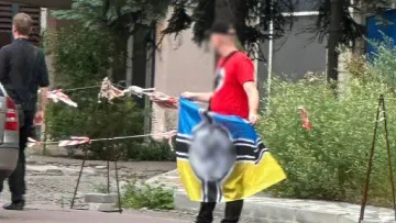 Демонстрували прапор України з нацистською символікою: поліція затримала двох іноземців – що їм загрожує