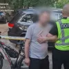 Велосипедист у Києві обстріляв з пістолета авто волонтерки: зловмисник образився, що його забризкали із калюжі