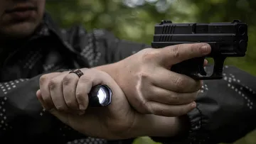 Чоловік у військовій формі відкрив стрілянину з автомата у Кам’янському на очах у дитини: шокуюче відео